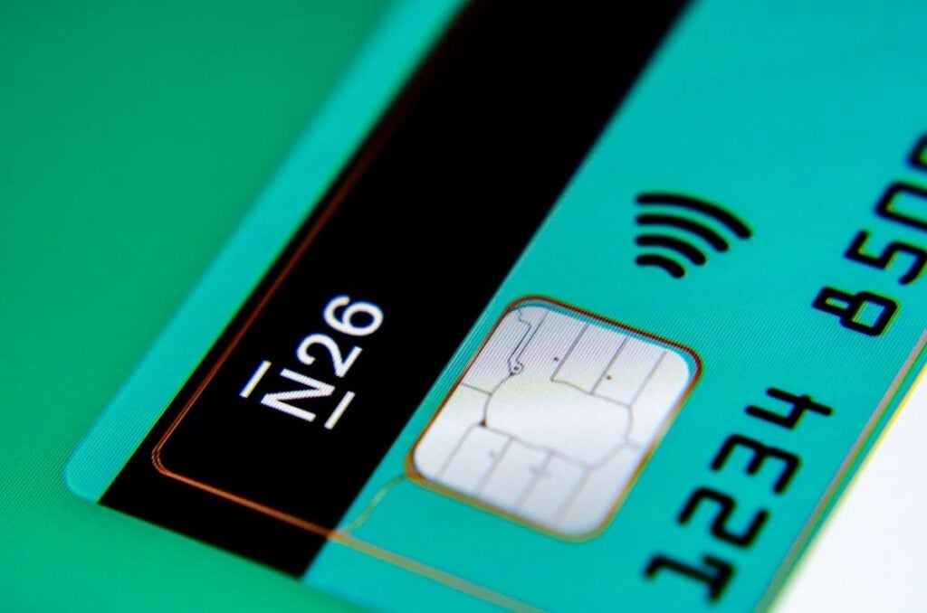 parte do cartão do banco n26 em fundo verde