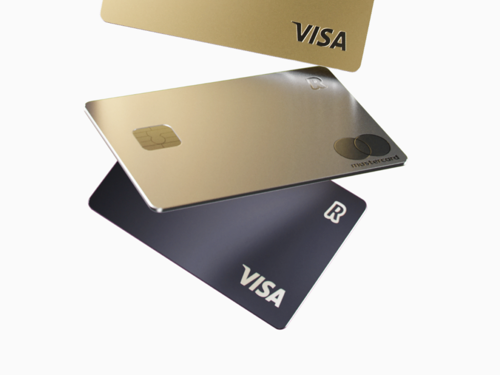 cartões revolut metal caindo em fundo branco