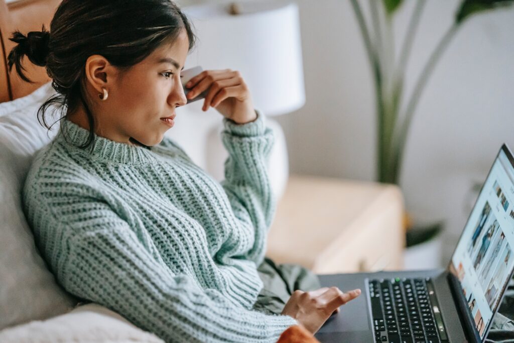 Mulher abrindo sua conta poupança openbank