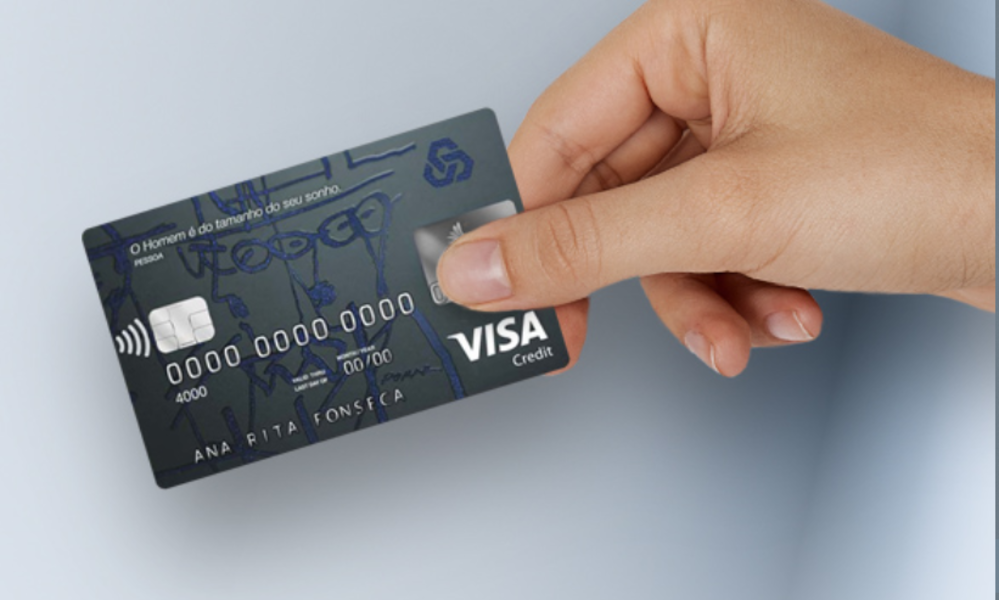 Mão segurando cartão de crédito Caixa Platina