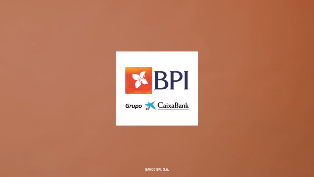 Logo BPI fundo rosa