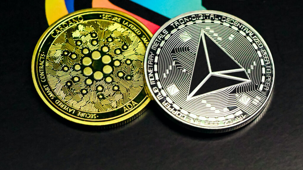 Ethereum e Cardano, que estão entre as novas criptomoedas para investir em 2022