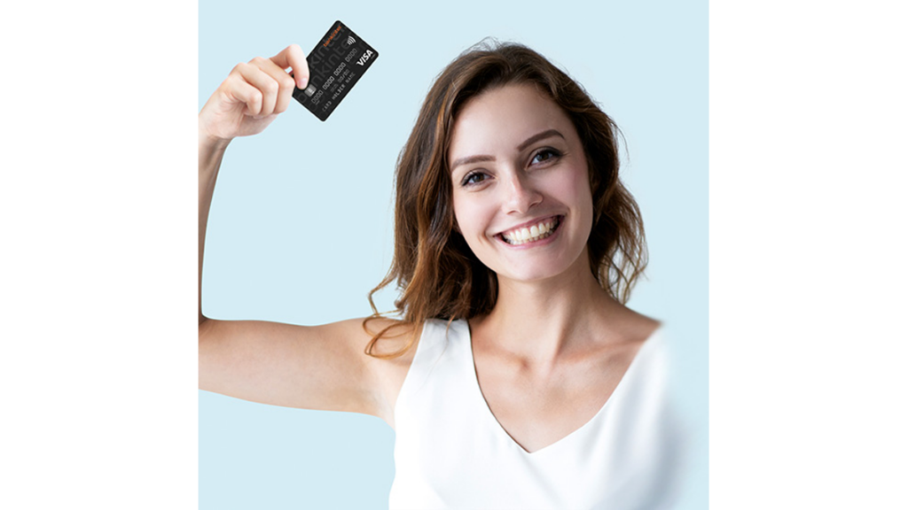 Mulher segurando cartão de crédito Bankinter Power
