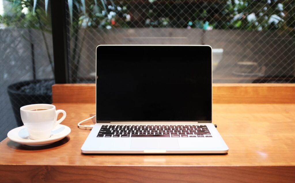 Notebook e xícara sobre mesa