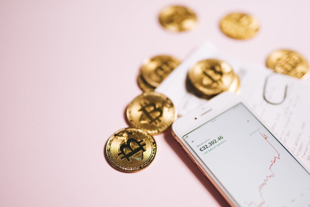 Bitcoins e celular com gráfico