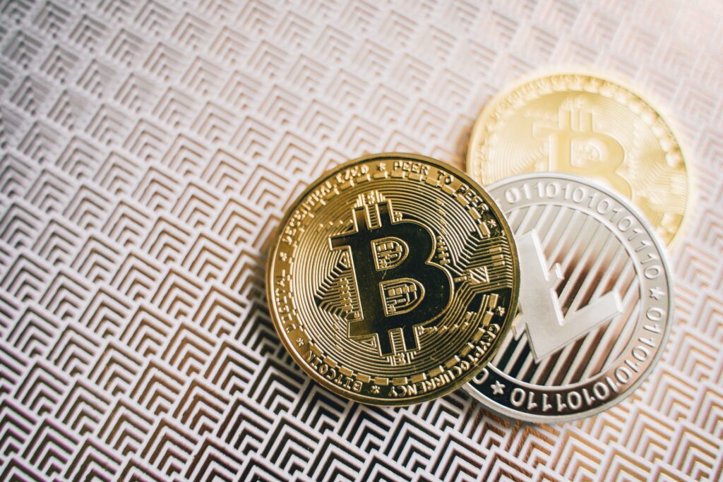 Criptomoedas, Bitcoin e Litecoin em primeiro plano