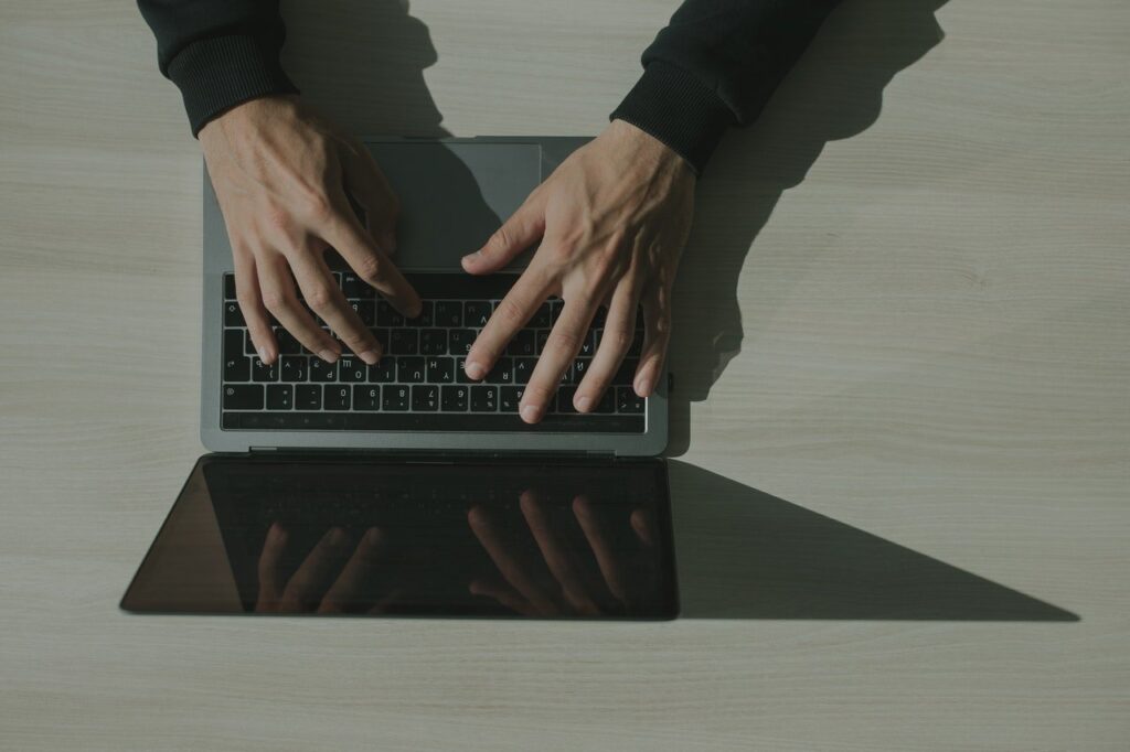 homem teclando no computador