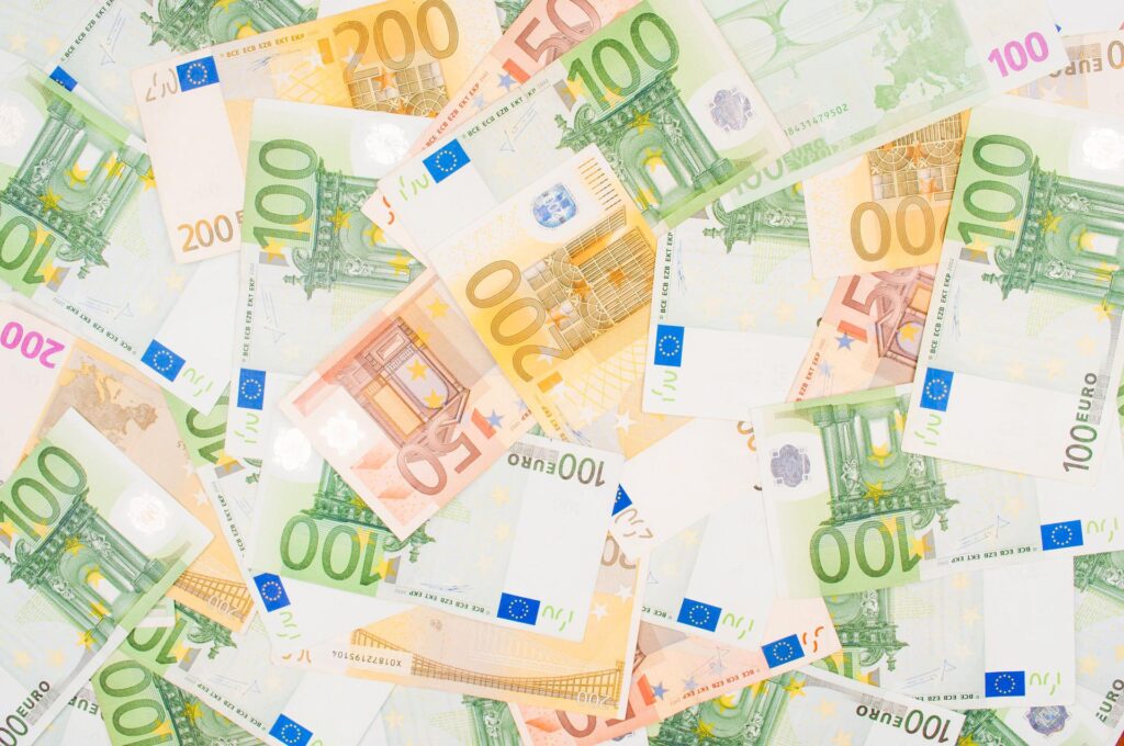 Notas de euro. De 50, 100 e 200. Representando o lucro obtido com a Venda o seu Carro