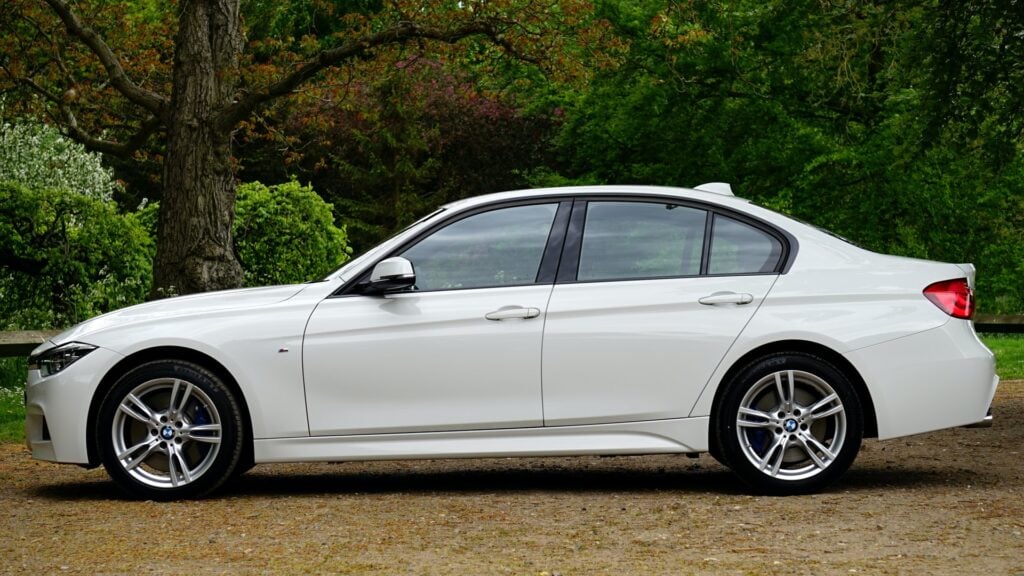 Carro branco, que pode ser vendido na Vender o Meu Carro como funciona