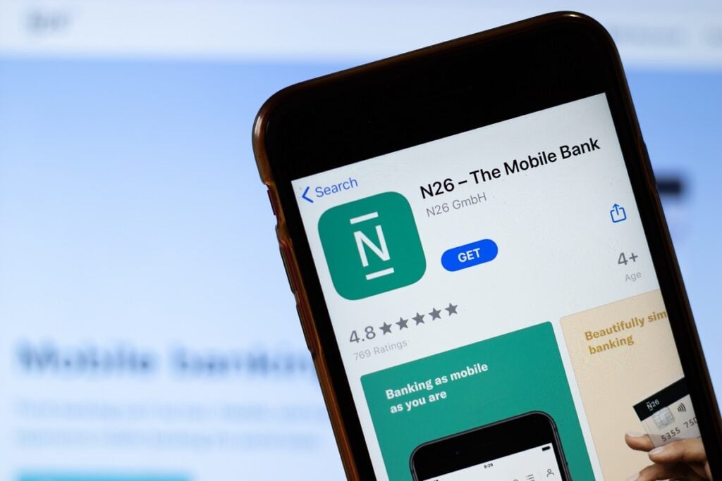 celular com a página do aplicativo do banco n26 aberta