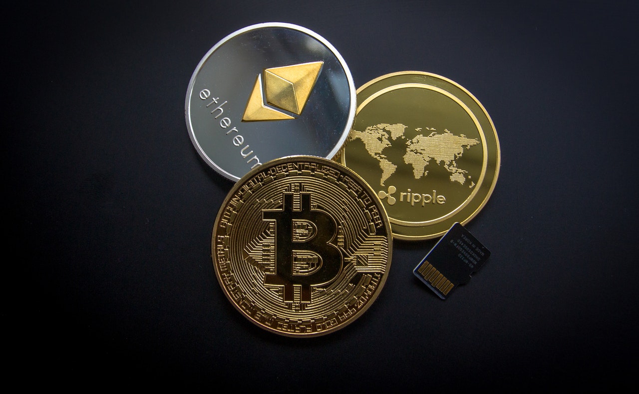 criptomoedas em fundo preto e escuro