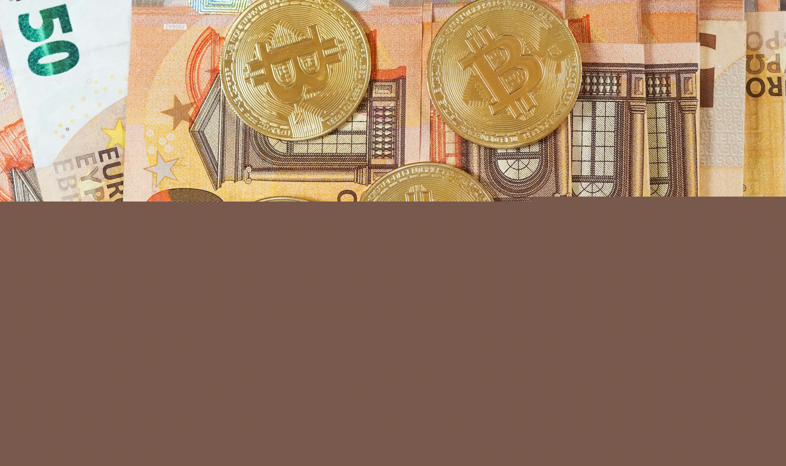 Dinheiro em notas de 50, junto com moedas de bitcoin, simbolizando aderir à corretora BitPreço