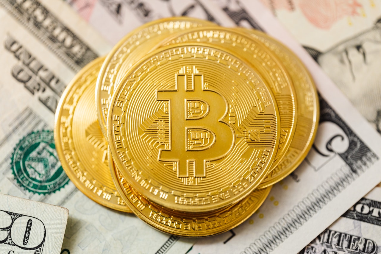 imagem com moedas de biitcoin douradas no centro