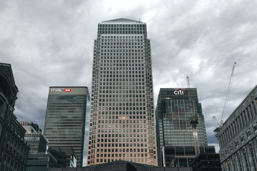 Prédios de banco (como HSBC e Citi, embora estes não estejam em nossa lista), representando as diversas opções de melhores bancos para consolidar crédito