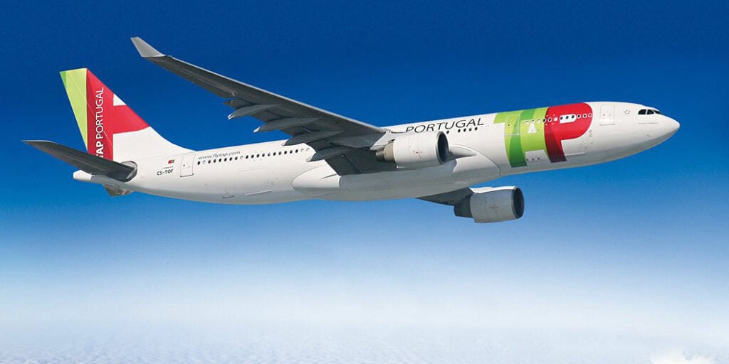 Avião com logotipo da TAP Portugal, simbolizando os benefícios dos cartões de crédito TAP