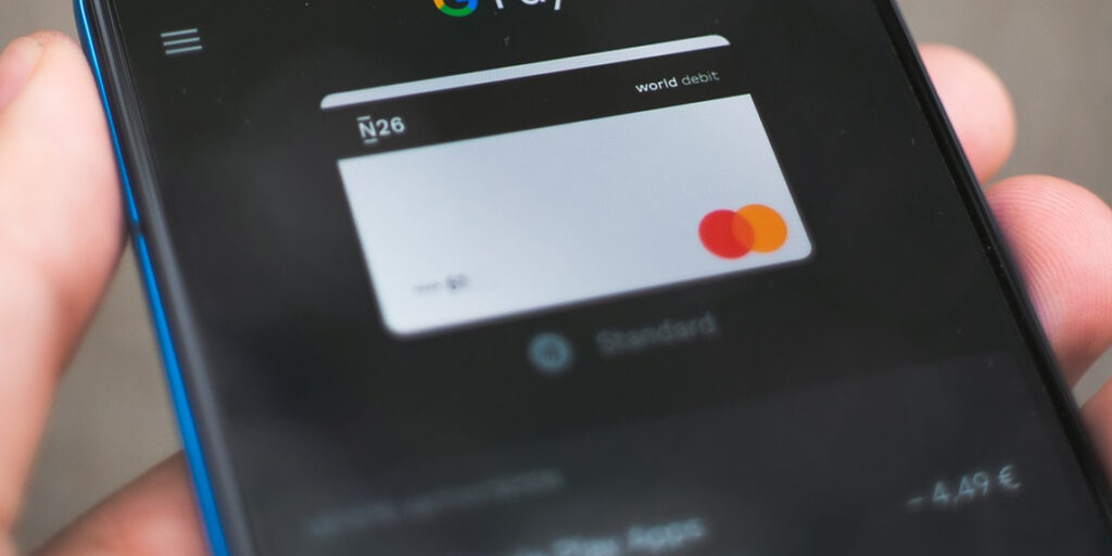 Tela de celular com cartão N26, simbolizando Contas N26 em Portugal