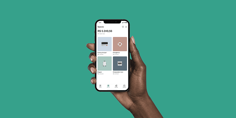 Mão negra segurando celular com Mãos segurando celular mostrando contas N26 em Portugal na tela