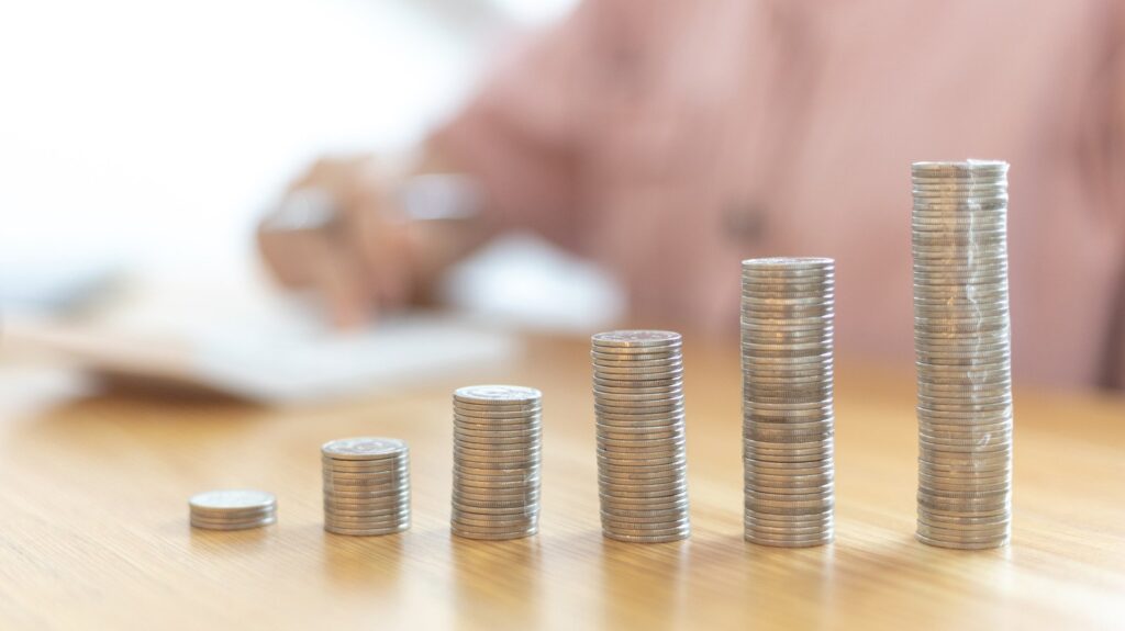 Pilhas crescentes de moedas, simbolizando as melhores linhas de crédito para jovens