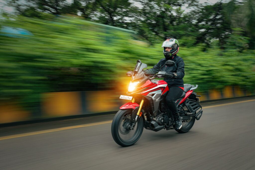 pessoa pilotando uma moto na estrada