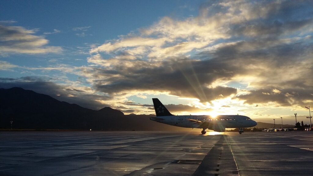 imagem com uma avião no ar após o passageiro aproveitar para comprar passagem Transavia