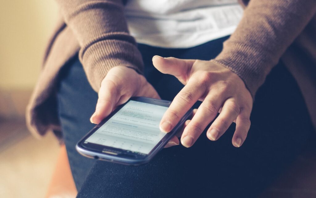 pessoa pesquisando no celular sobre empréstimo com cartão de crédito