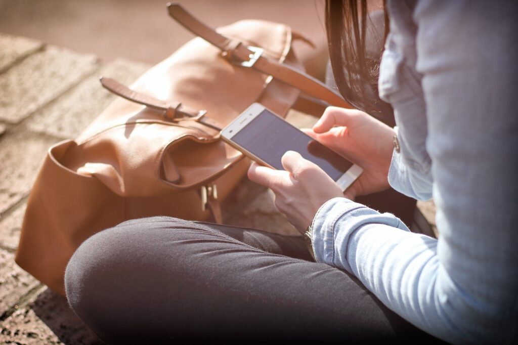 pessoa pesquisando no celular sobre empréstimo com cartão de crédito