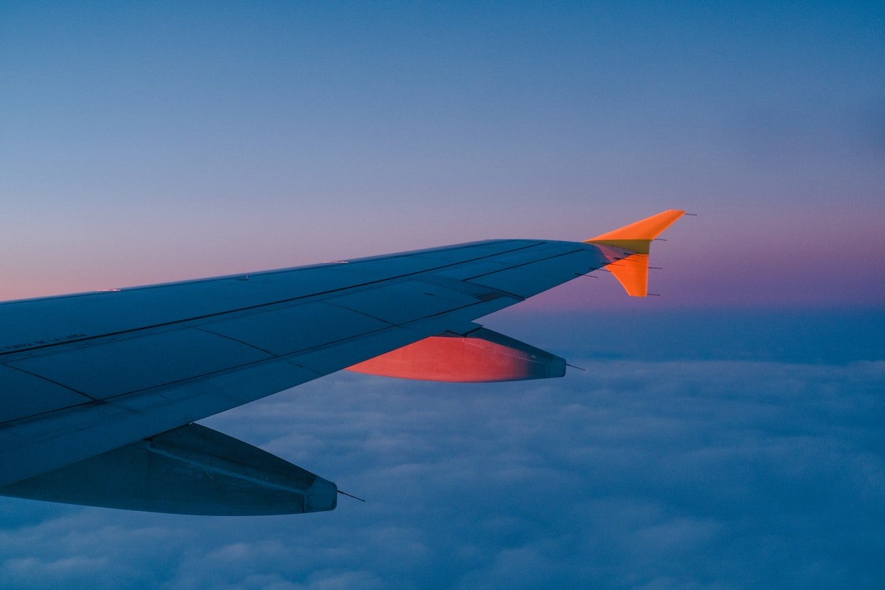 Imagem com um avião voando com os passageiros aproveitando as promoções de passagem EasyJet