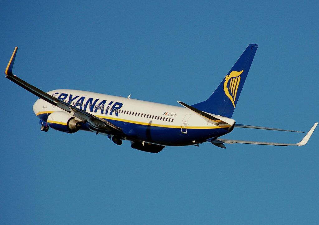 avião no ar após o passageiro aproveitar as promoções de passagem Ryanair