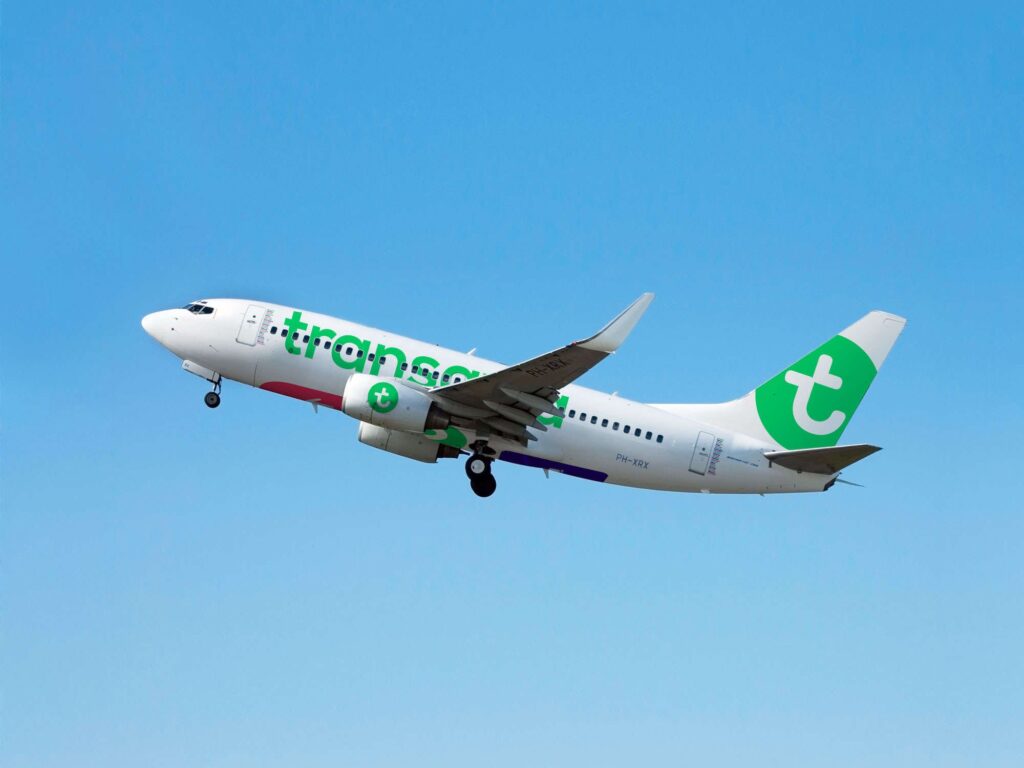 avião no ar após o passageiro aproveitar as promoções de passagem Transavia