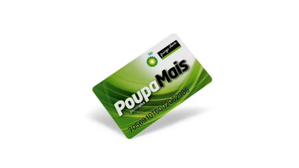 Cartão Poupa Mais inclinado em fundo branco