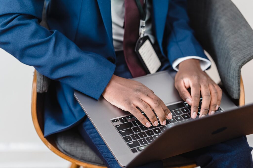 imagem de uma pessoa com um notebook no colo lendo informações sobre a plataforma moneezy
