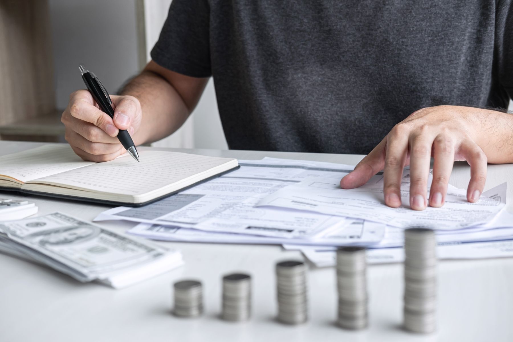 imagem com uma pessoa realizando cálculos para entender se contratar a finance star crédito é a melhor opção