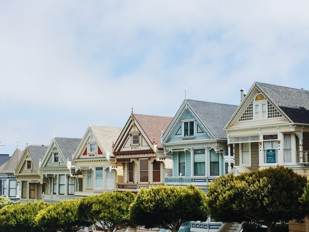 imagem com várias casas em uma rua que podem ser adquiridas com o crédito habitação