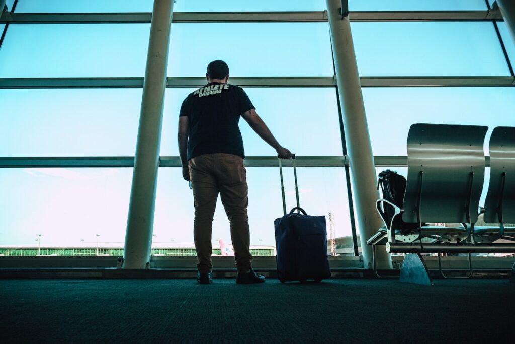homem aguardando para embarcar no aeroporto