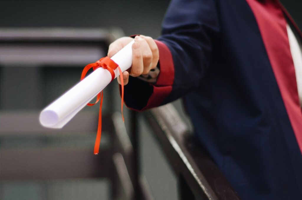 estudante com um diploma em mãos