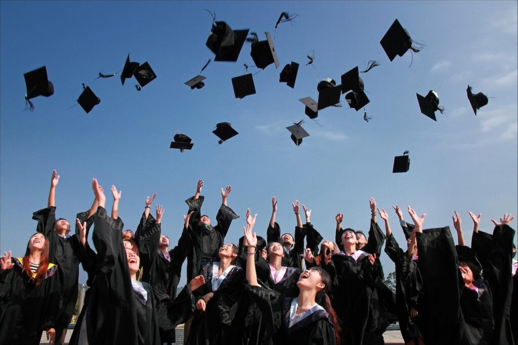 imagem de vários jovens na sua formatura que foi possível após o crédito formação do banco ActivoBank
