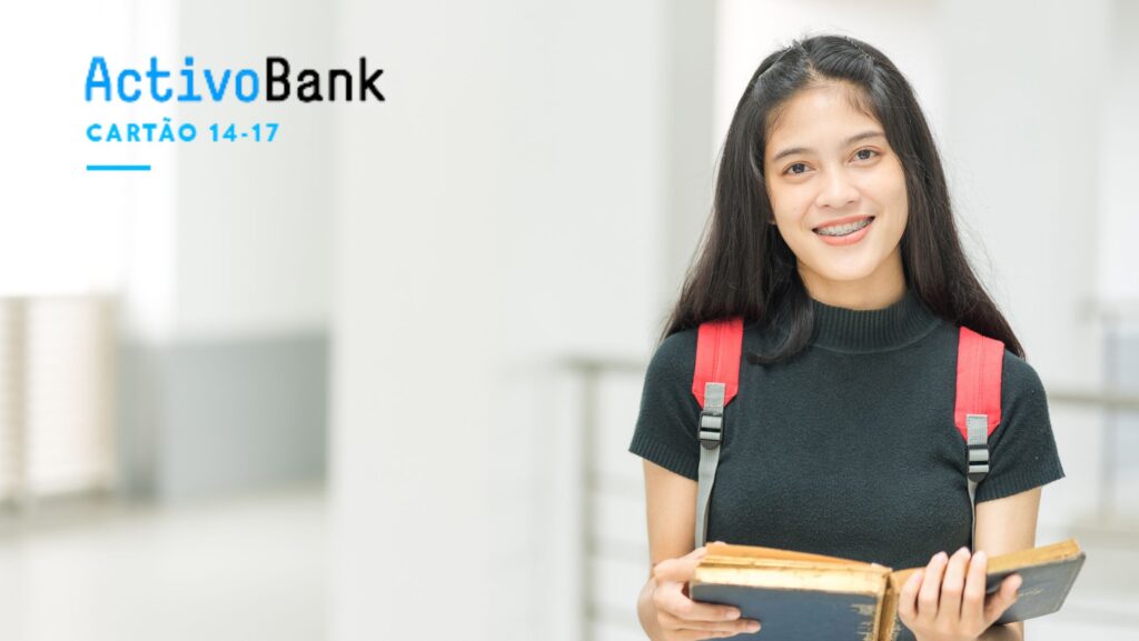 imagem com uma menina sorrindo com o cartão de débito 14/17