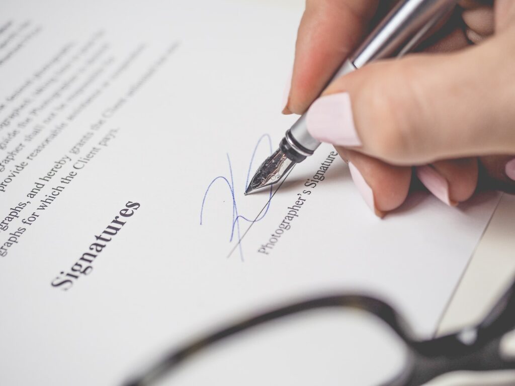 pessoa assinando um contrato de mediação imobiliária