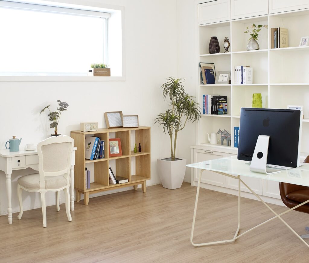 imagem de uma sala de estar com um computador após a pessoa descobrir qual a melhor opção entre crédito habitação vs crédito pessoal