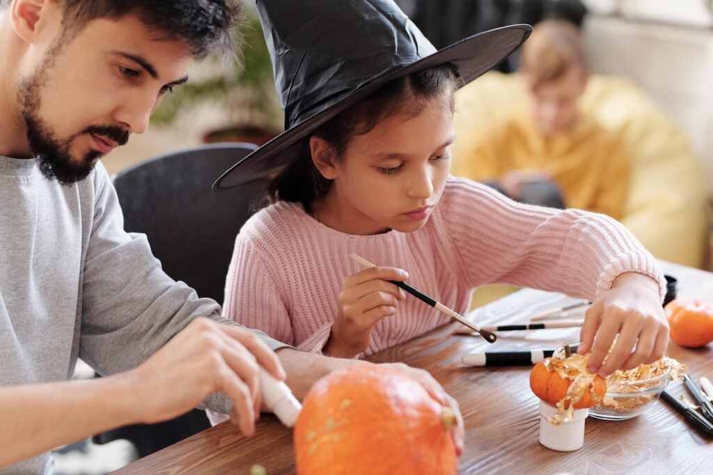 imagem com o pai e filha iniciando os preparativos para começar o festejo do dia das bruxas