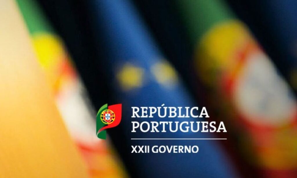 Logo República Portuuguesa com bandeiras ao fundo