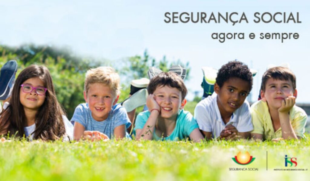 Crianças deitadas na grama