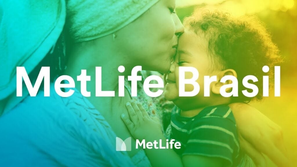imagem com fundo verde com uma mãe e seu filho após conhecer a seguradora metlife