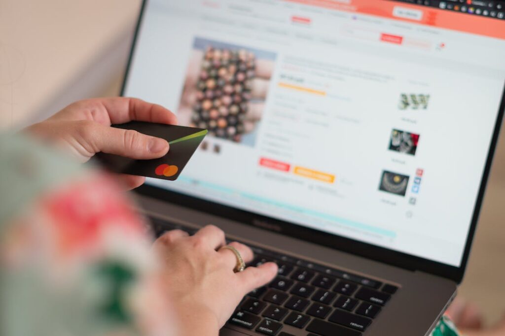 Mão digitando informações do cartão de crédito em notebook