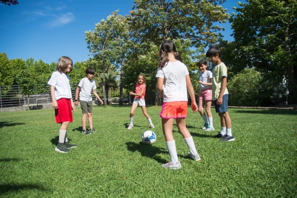 Crianças jogando bola