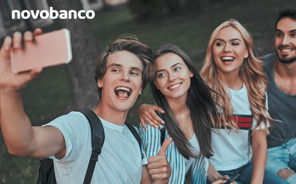 Jovens tirando selfie