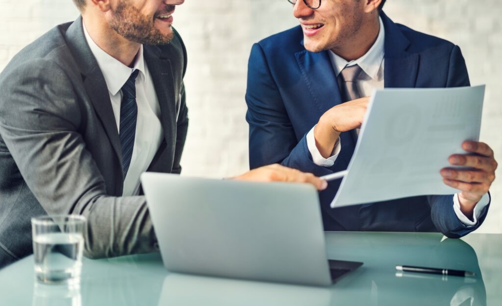 Homens de negócios conversando