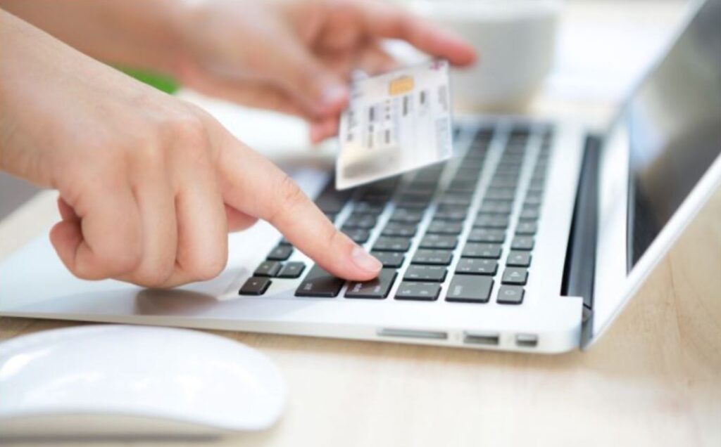 Pessoal digitando informações do Cartão de Cidadão em notebook