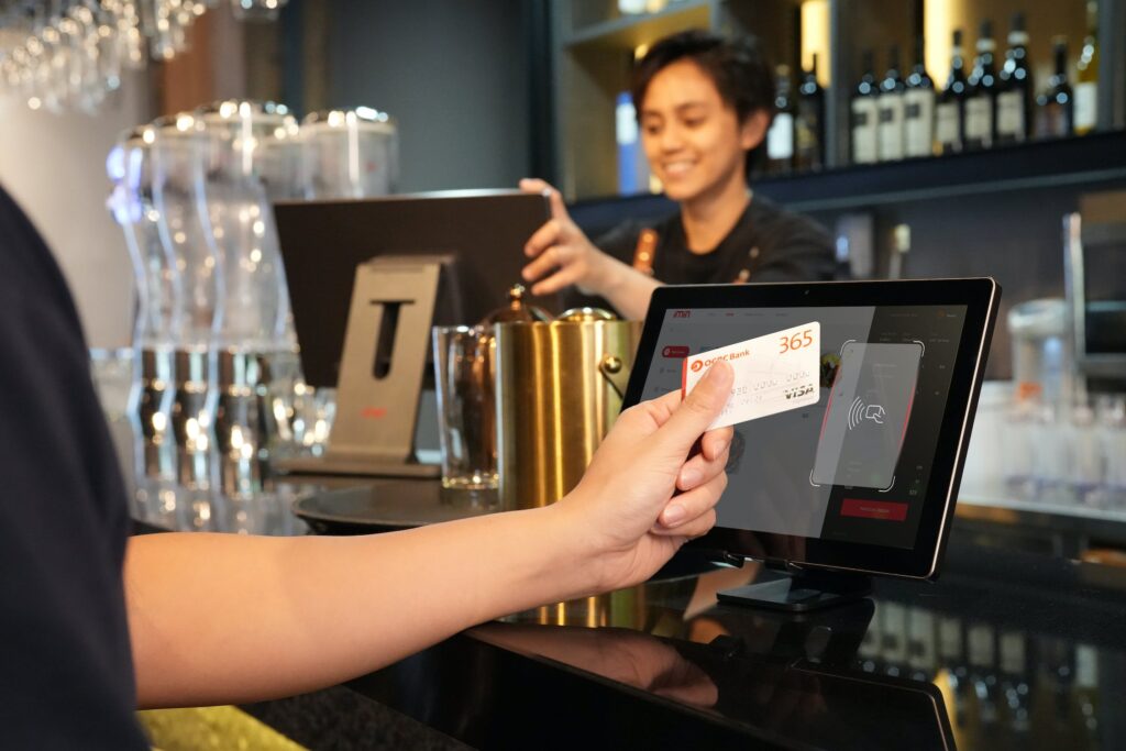 Pessoal usando cartão de crédito em tablet