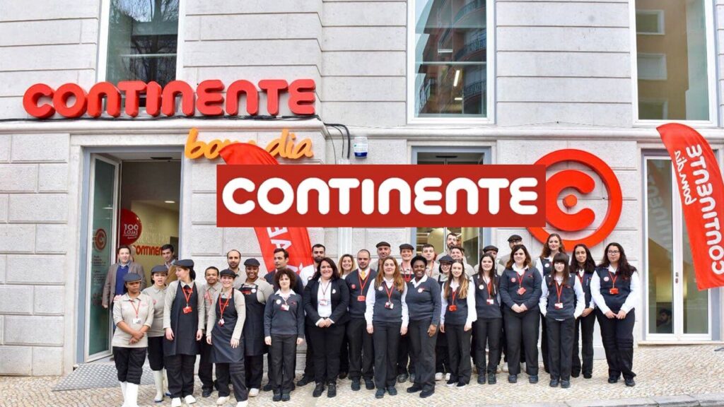 Funcionários Continente em frente a loja